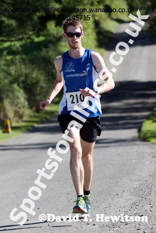 Jonathan Law (Jesmond Joggers), Tynedale Jelly Tea 10 Mile Road Race, Hexham. Photo: David T. Hewitson/Sports for All Pics